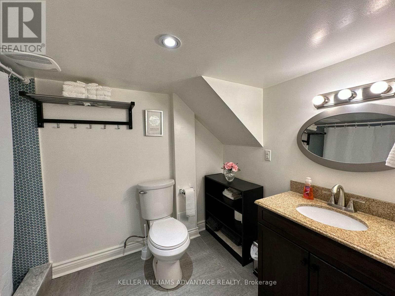 LOWER-256 Woodbine Avenue, Toronto, ON, M4L 3P2 - 8