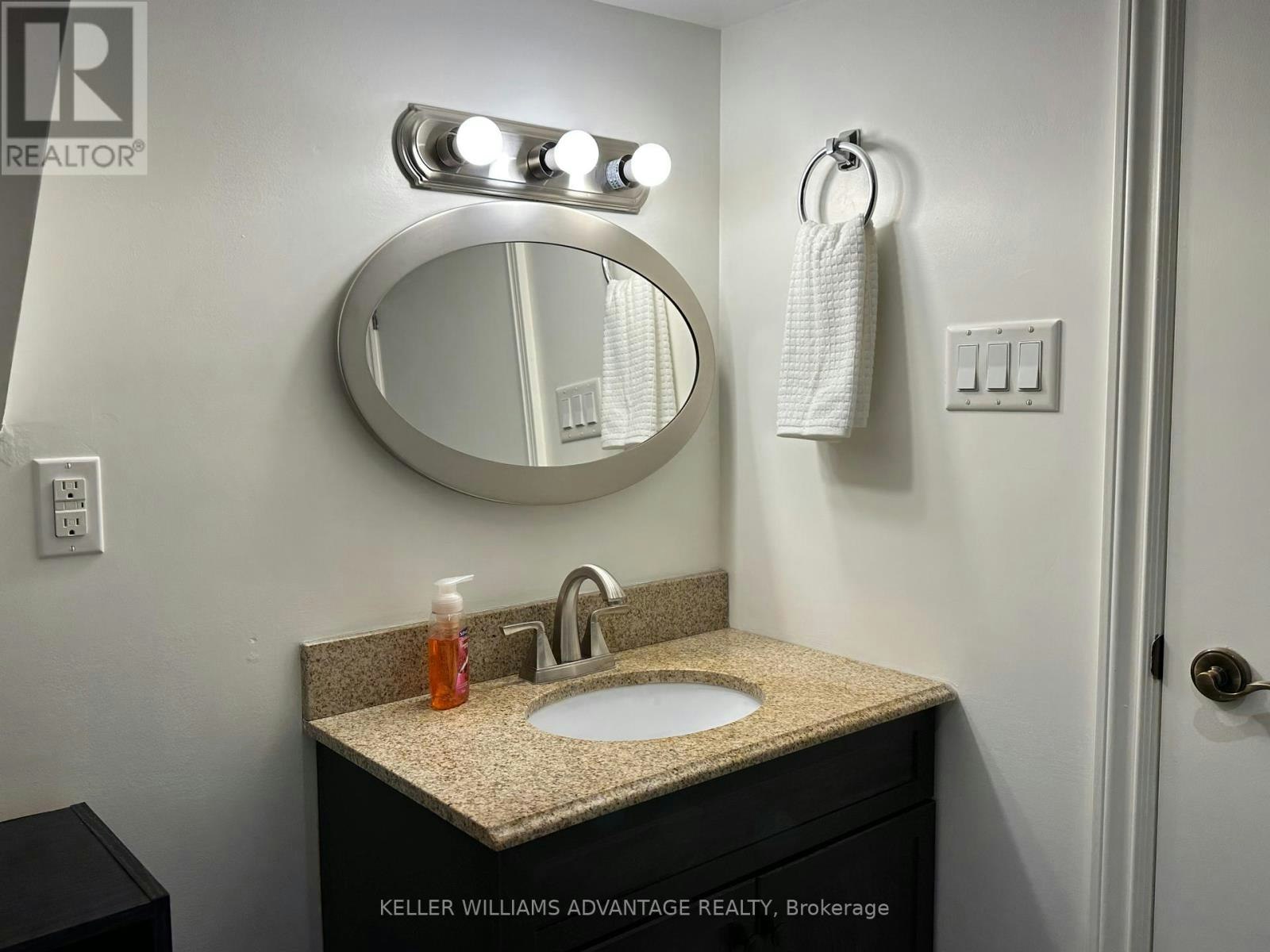 LOWER-256 Woodbine Avenue, Toronto, ON, M4L 3P2 - 9