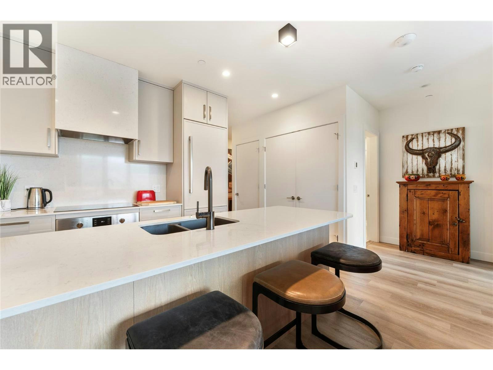 1003-3340 Lakeshore Road - 4