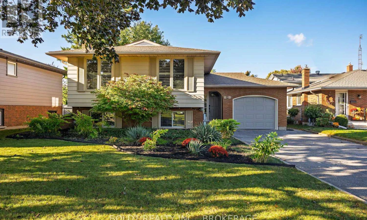 12 Bayshore Crescent