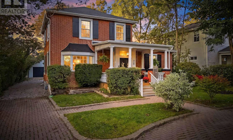 28 University Avenue W