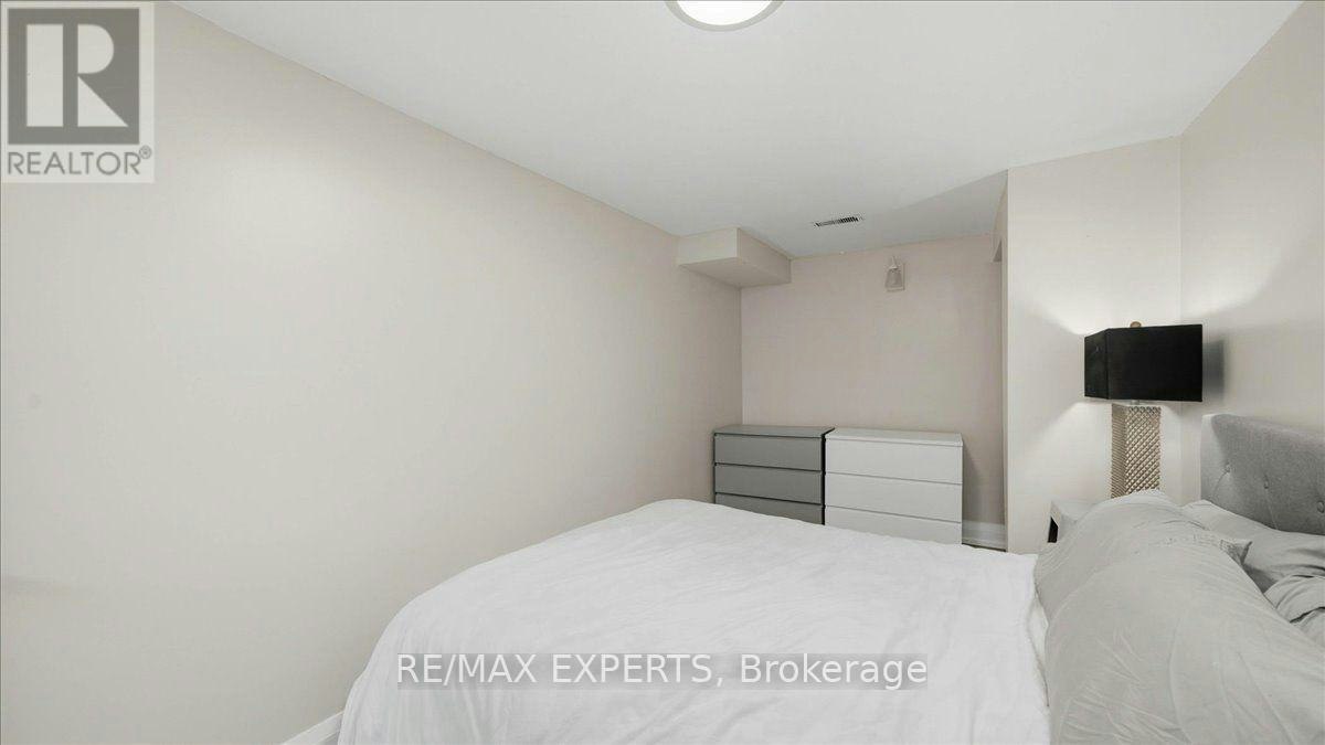 18 Robson Place, Toronto, ON, M2R 2Y3 - 13