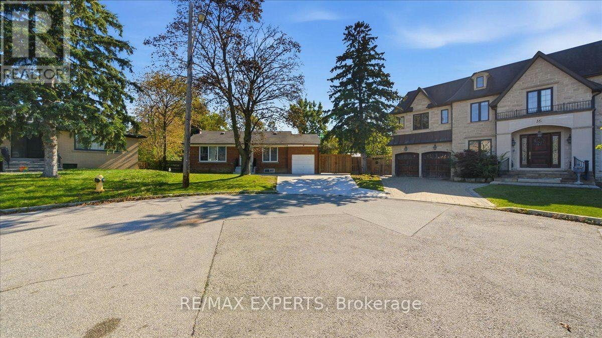 18 Robson Place, Toronto, ON, M2R 2Y3 - 2