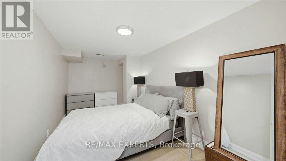 18 Robson Place, Toronto, ON, M2R 2Y3 - 12
