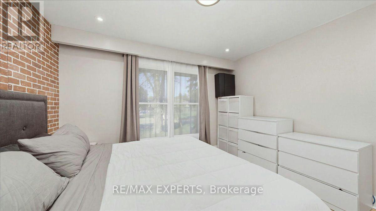 18 Robson Place, Toronto, ON, M2R 2Y3 - 11