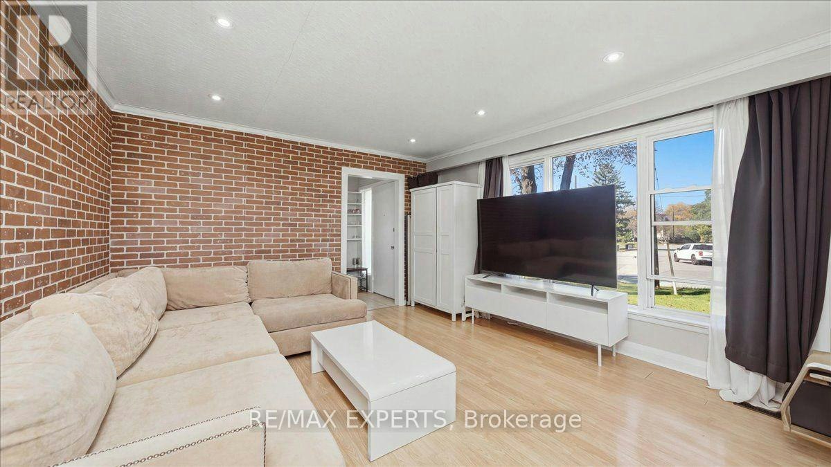 18 Robson Place, Toronto, ON, M2R 2Y3 - 7