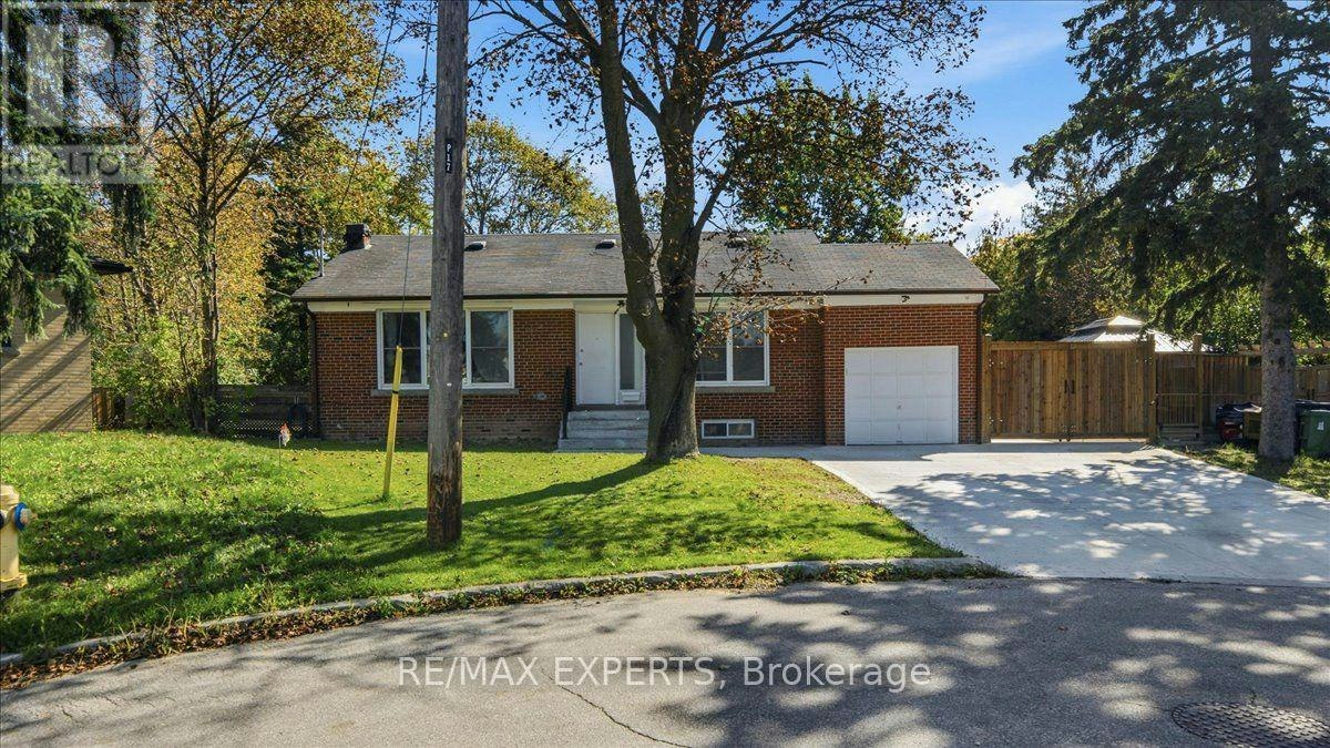 18 Robson Place, Toronto, ON, M2R 2Y3