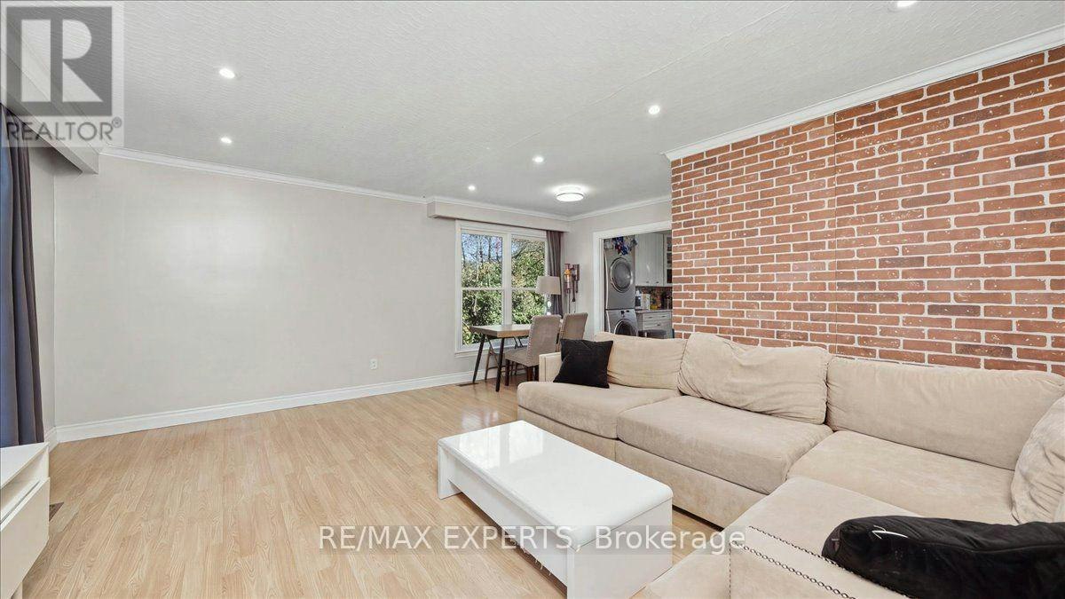 18 Robson Place, Toronto, ON, M2R 2Y3 - 6