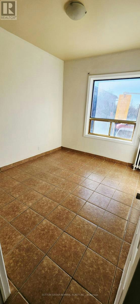UPPER-1 1040a St Clair Avenue, Toronto, ON, M6E 1A5 - 6