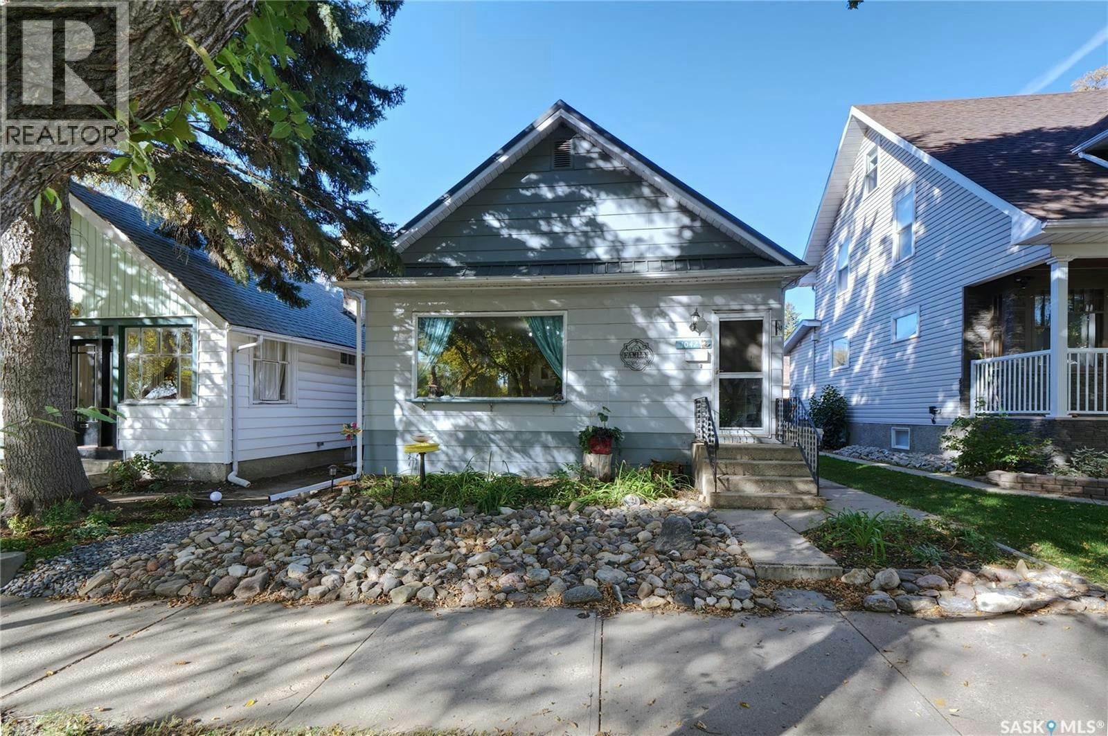 1042 Algoma Avenue, Moose Jaw, SK, S6H 3Z5