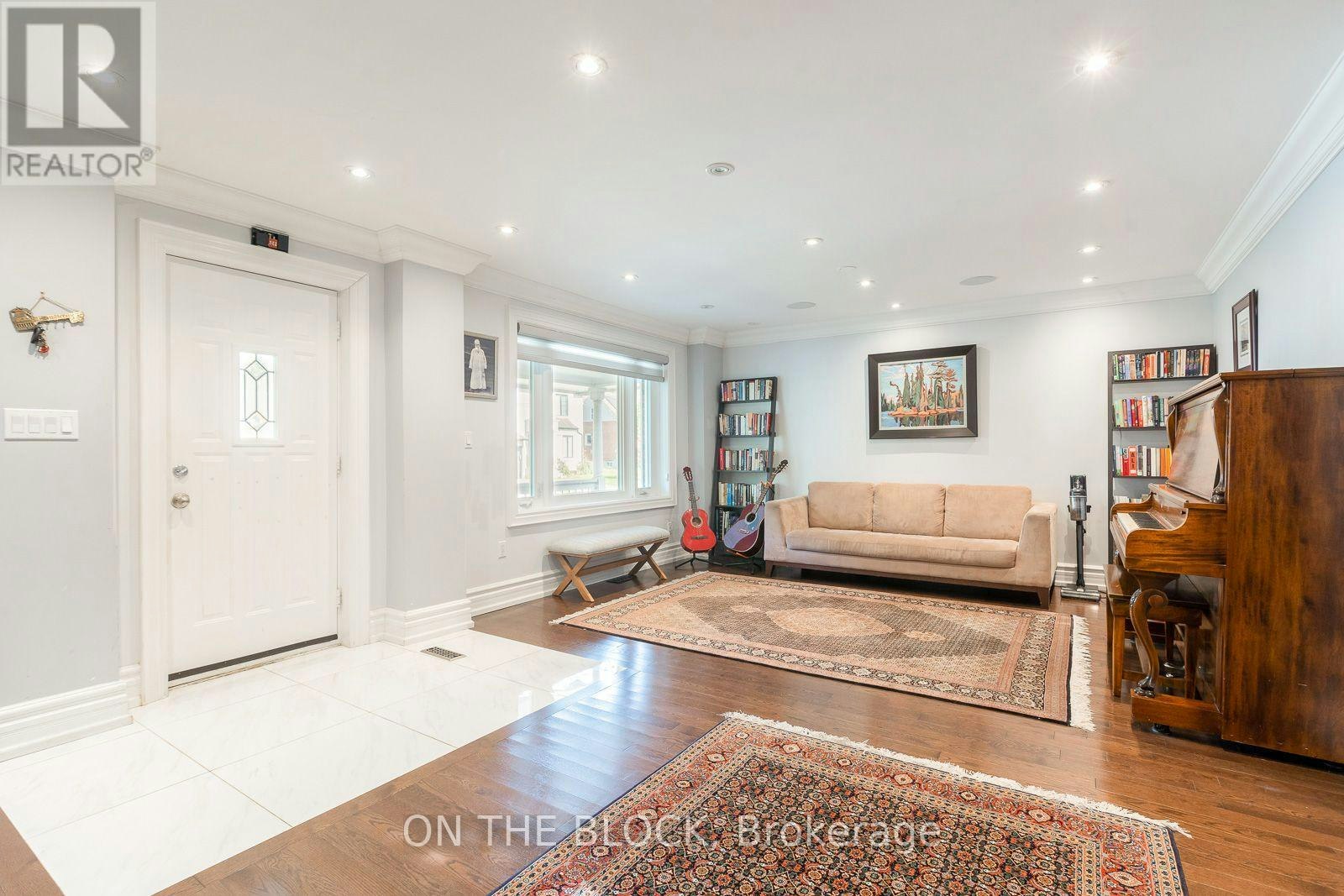 21 Craigmore Crescent, Toronto, ON, M2N 2Y2 - 2