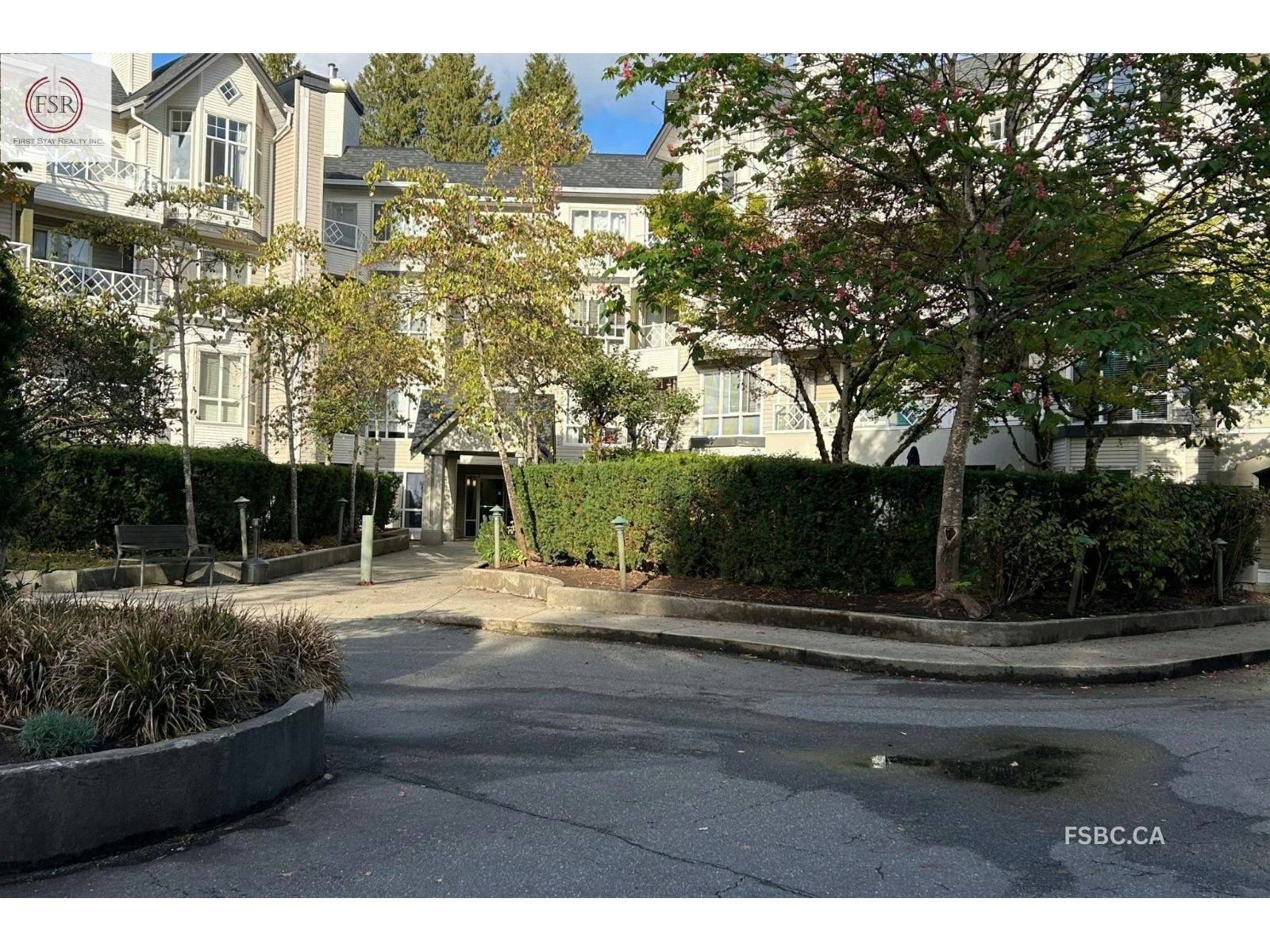 9979 140 Street, Surrey, BC, V3T 5W2 2
