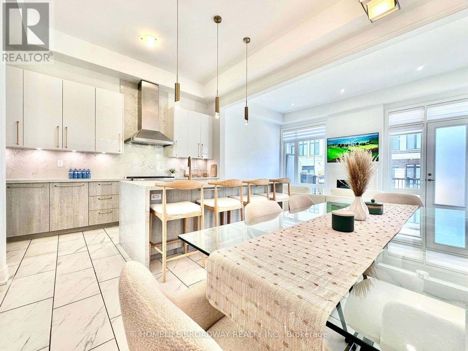 300 King Road, Richmond Hill, ON, L4E 1H4