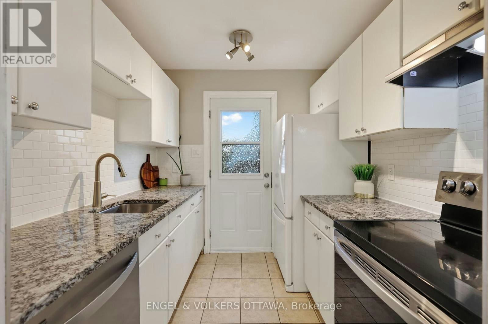 B-29 Woodvale Green Drive, Ottawa, ON, K2G 4H3 - 15