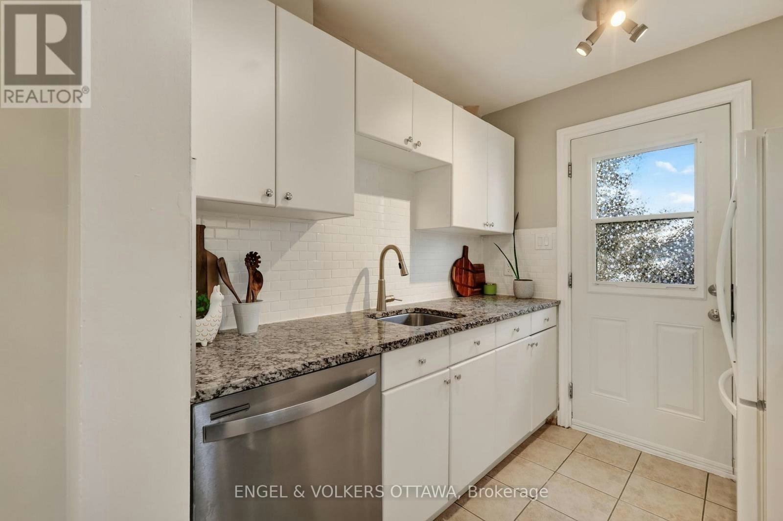 B-29 Woodvale Green Drive, Ottawa, ON, K2G 4H3 - 17