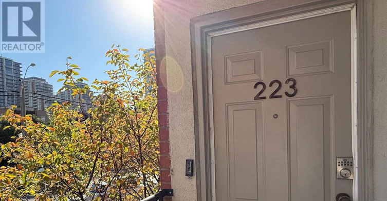 223-28 Douro Street, Toronto, ON, M6K 3M4 - 3