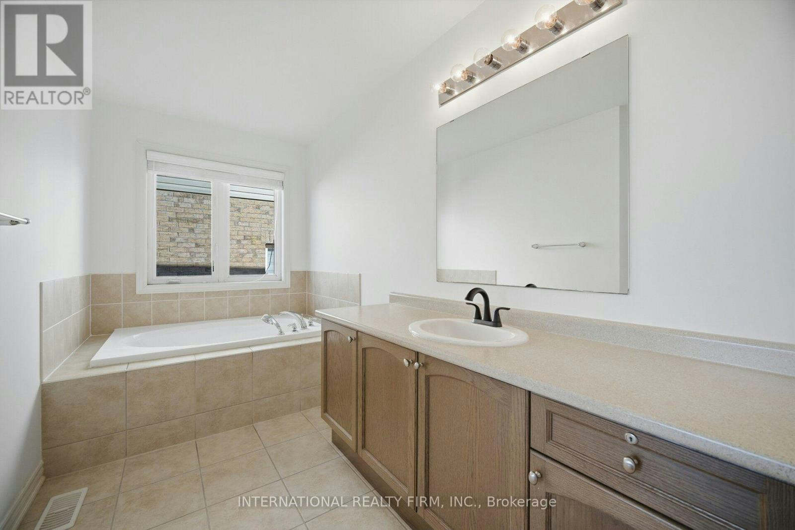 11 Lady Gwillim Avenue, East Gwillimbury, ON, L9N 0B3 - 22