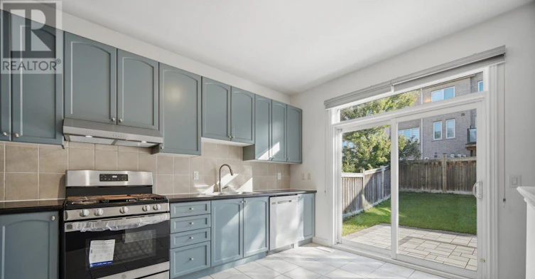 11 Lady Gwillim Avenue, East Gwillimbury, ON, L9N 0B3 - 12