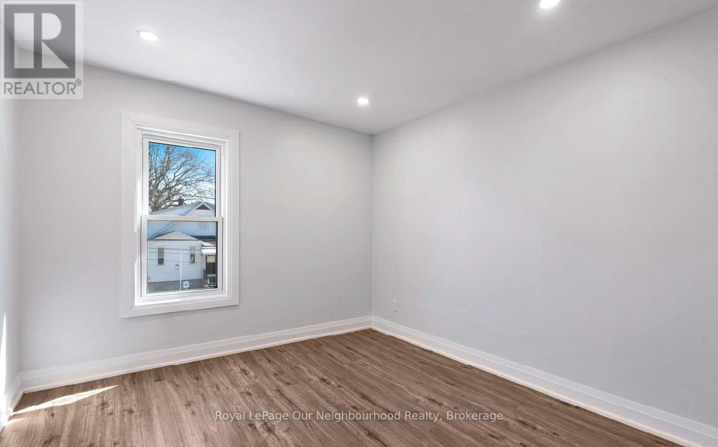 2-5749 Summer Street, Niagara Falls, ON, L2G 1M5 - 5