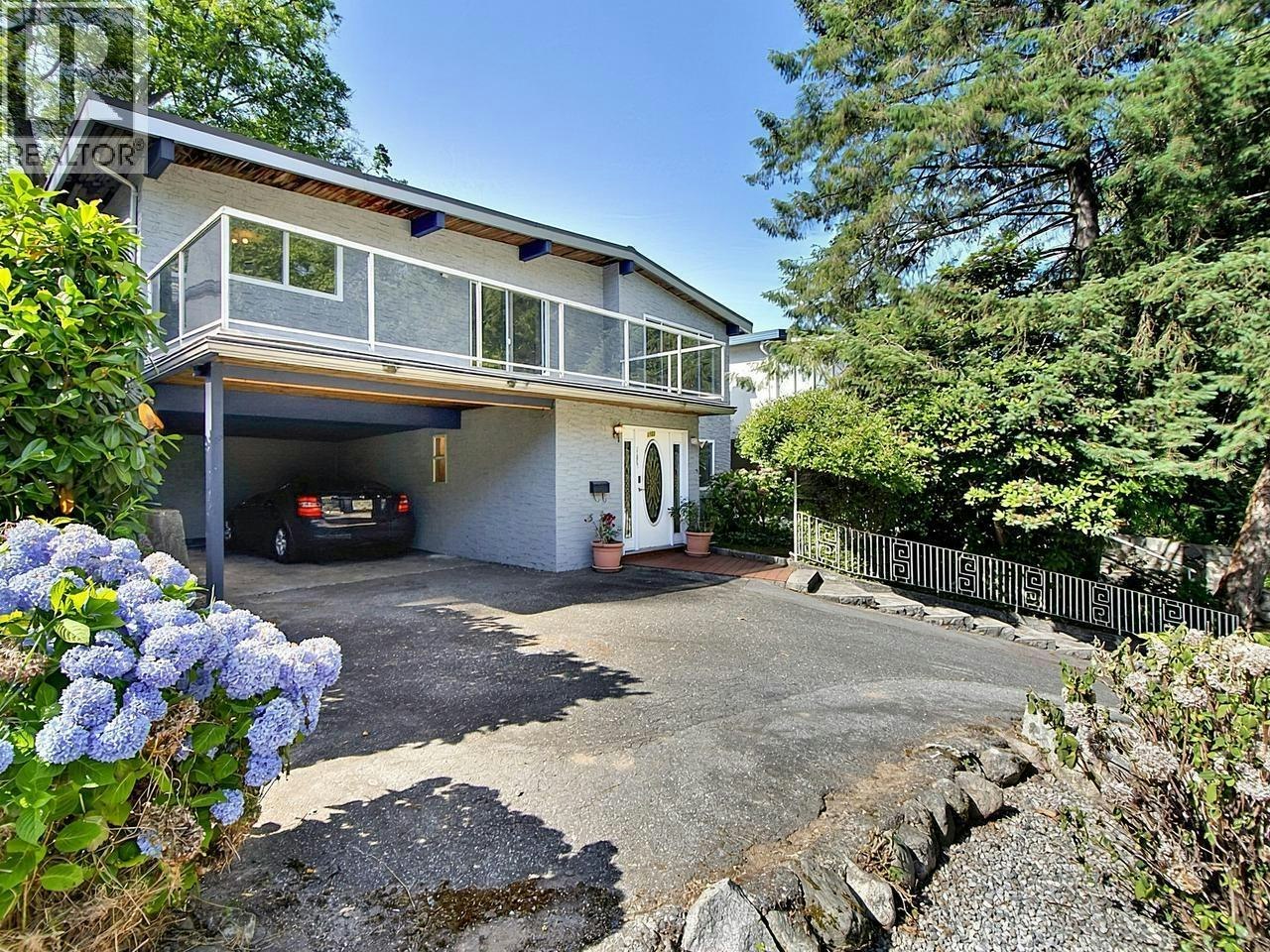 1106 Heywood Street, North Vancouver, BC, V7L 1H4