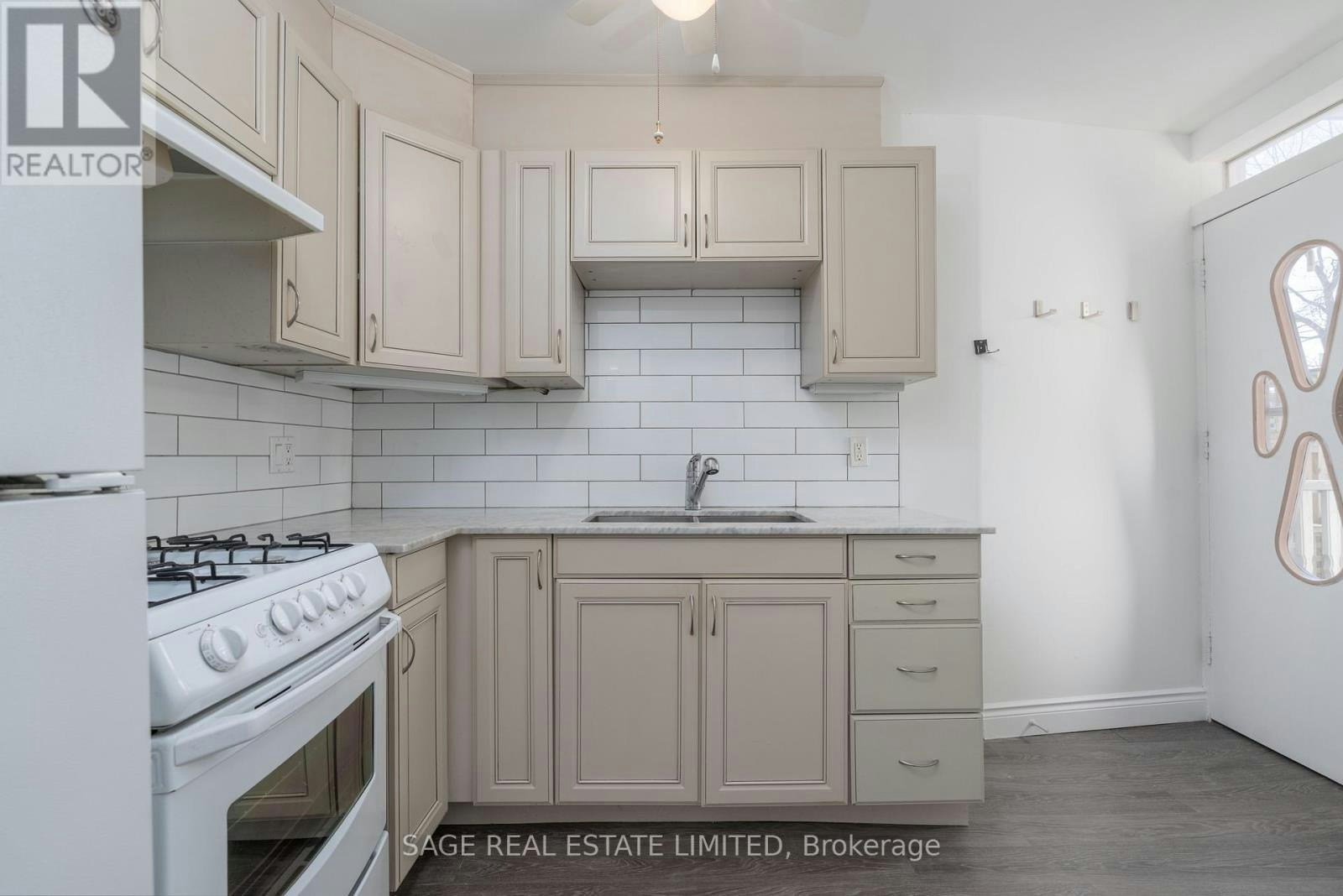 1B-8 Brookmount Road, Toronto, ON, M4L 3N1 - 4