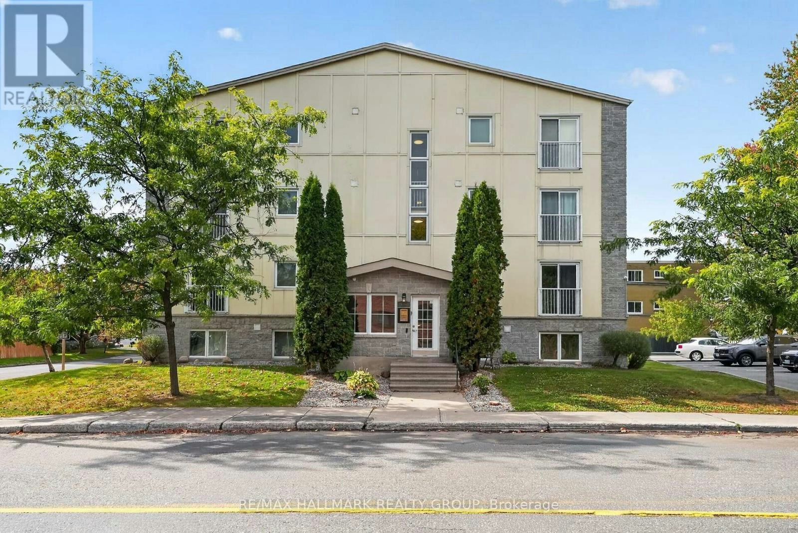 304-646 Cummings Avenue, Ottawa, ON, K1K 2K6