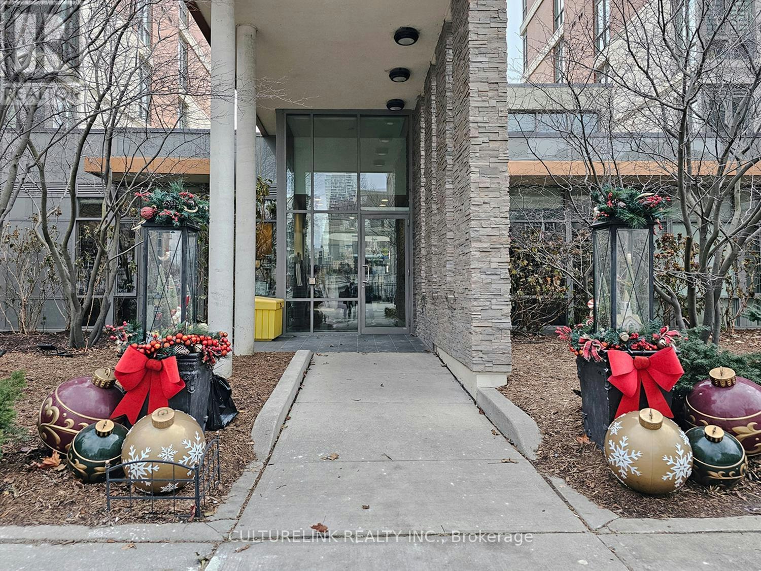 607-57 Upper Duke Crescent, Markham, ON, L6G 0B9 2