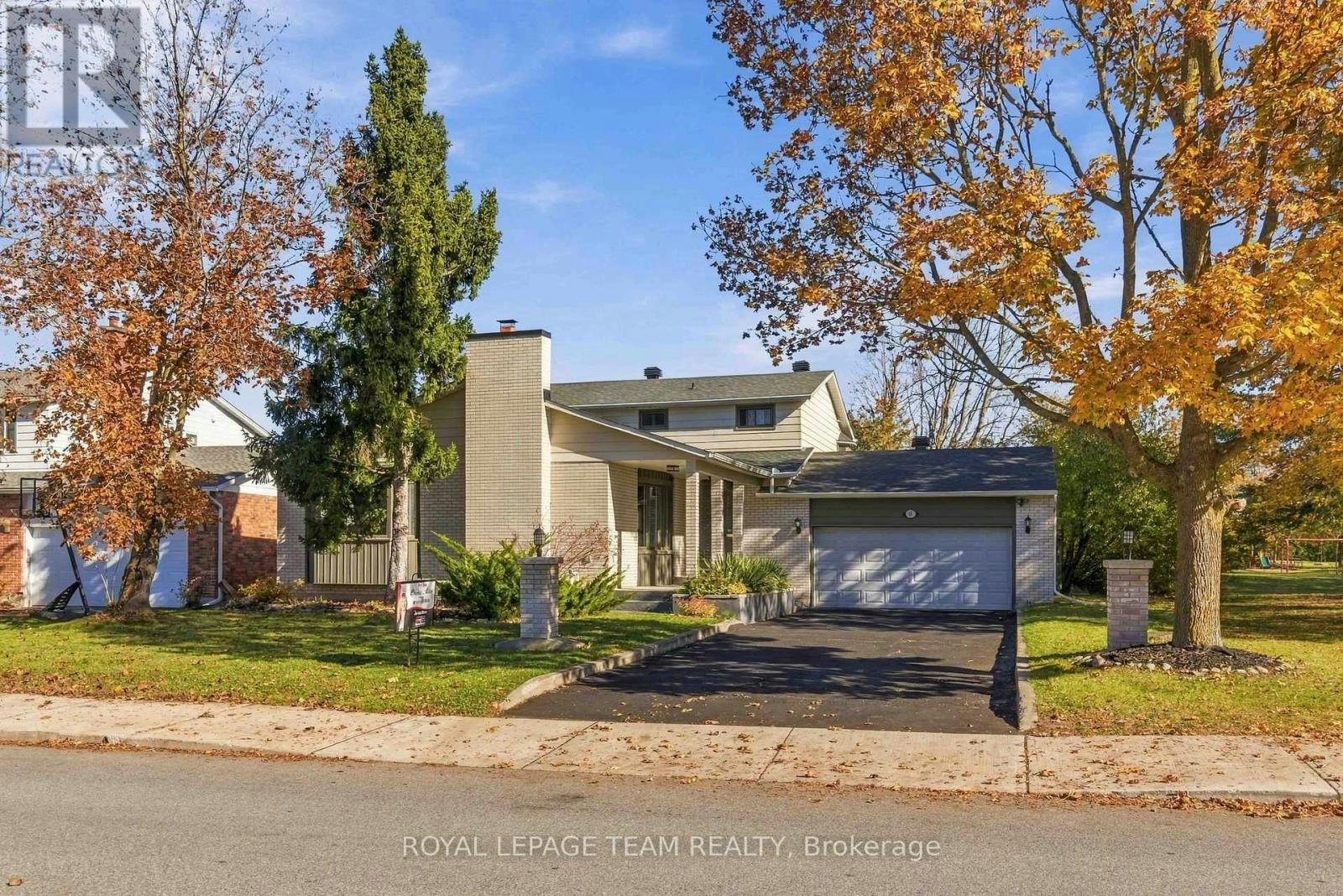 61 Amberwood Crescent, Ottawa, ON, K2E 7C2