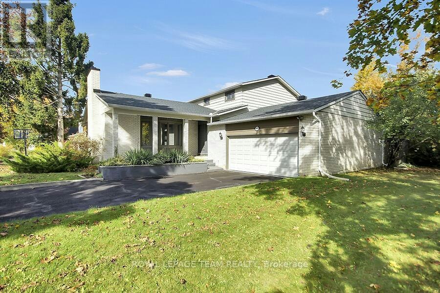 61 Amberwood Crescent, Ottawa, ON, K2E 7C2