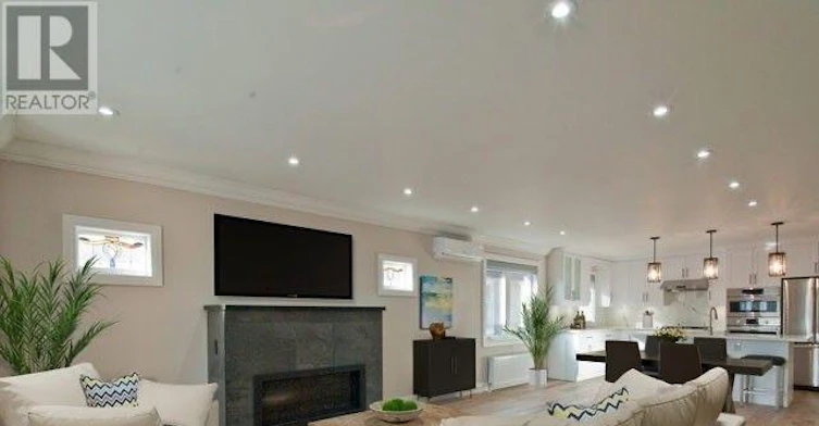 UPPER-22 Wineva Avenue, Toronto, ON, M4E 2S9 - 8