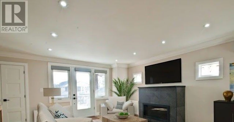 UPPER-22 Wineva Avenue, Toronto, ON, M4E 2S9