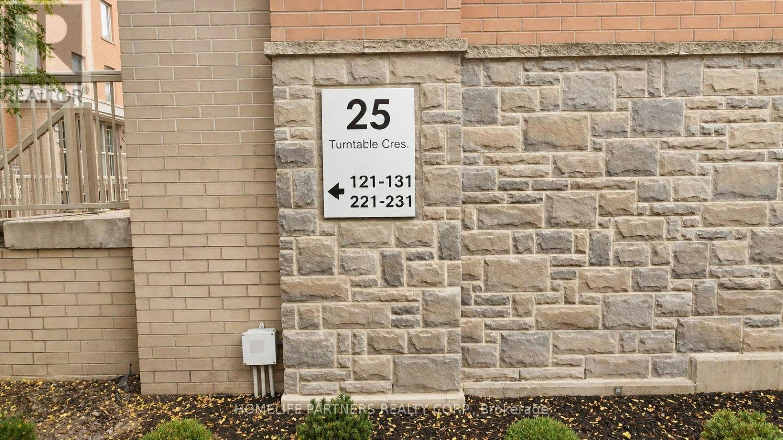 123-25 Turntable Crescent, Toronto, ON, M6H 4K8