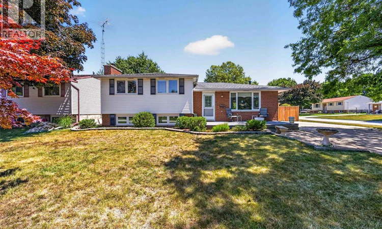 492 Parkdale Crescent