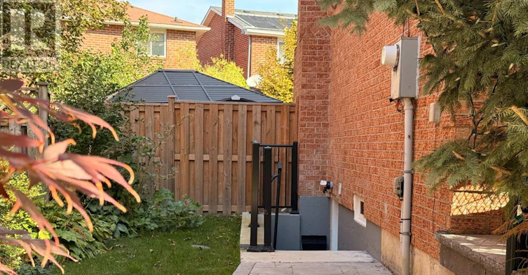 18 Burnley Place, Brampton, ON, L6Z 2T9 - 2