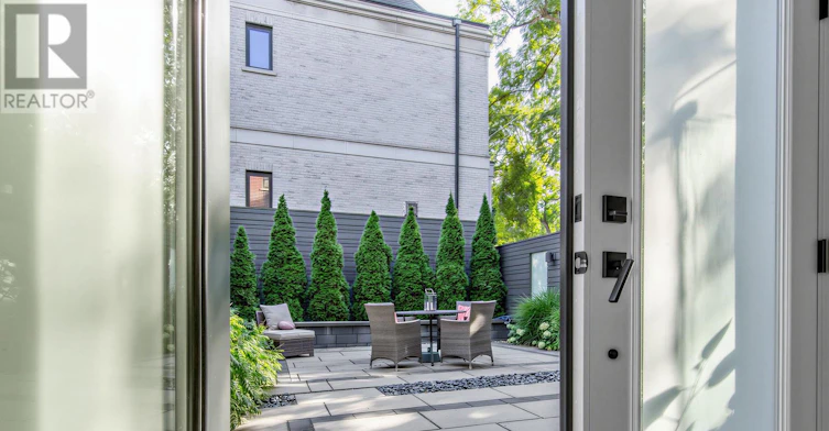 25 Clarendon Avenue, Toronto, ON, M4V 1H8 - 30