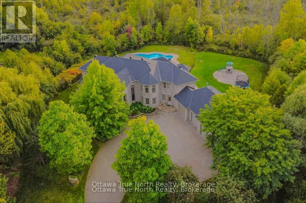 5884 Earlscourt Crescent, Manotick, ON, K4M 1K2