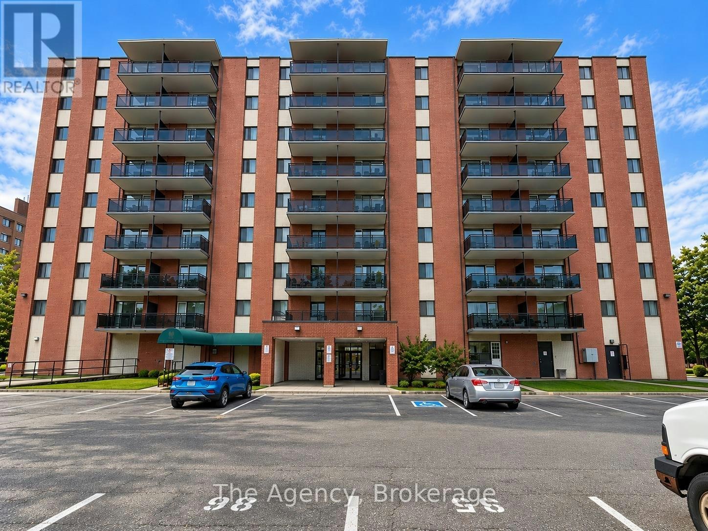 302-45 Paisley Boulevard W, Mississauga, ON, L5B 1E4 2