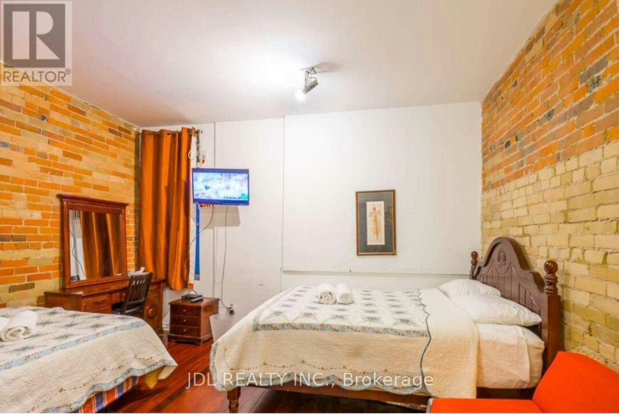 MASTERBEDROOM A 2ND FLOOR-118 Shuter St Street, Toronto, ON, M5A 1V8 - 3