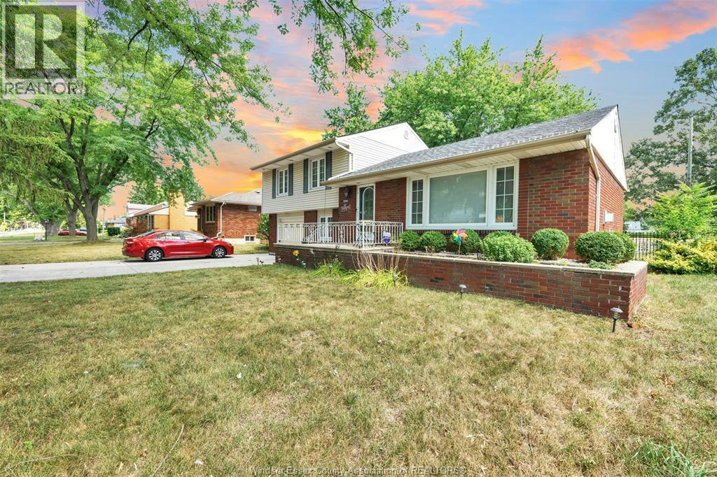 4340 Mount Royal Drive, Windsor, ON, N9G 2C4 - 3