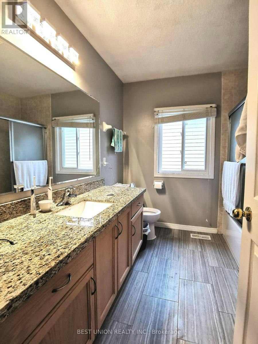 229 Featherstone Crescent, Kitchener, ON, N2R 1Z3 - 2