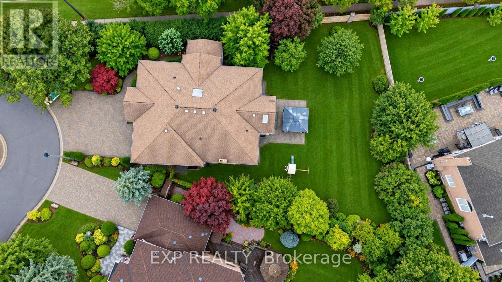 2 Shallmar Gardens, Richmond Hill, ON, L4B 3G4 - 3