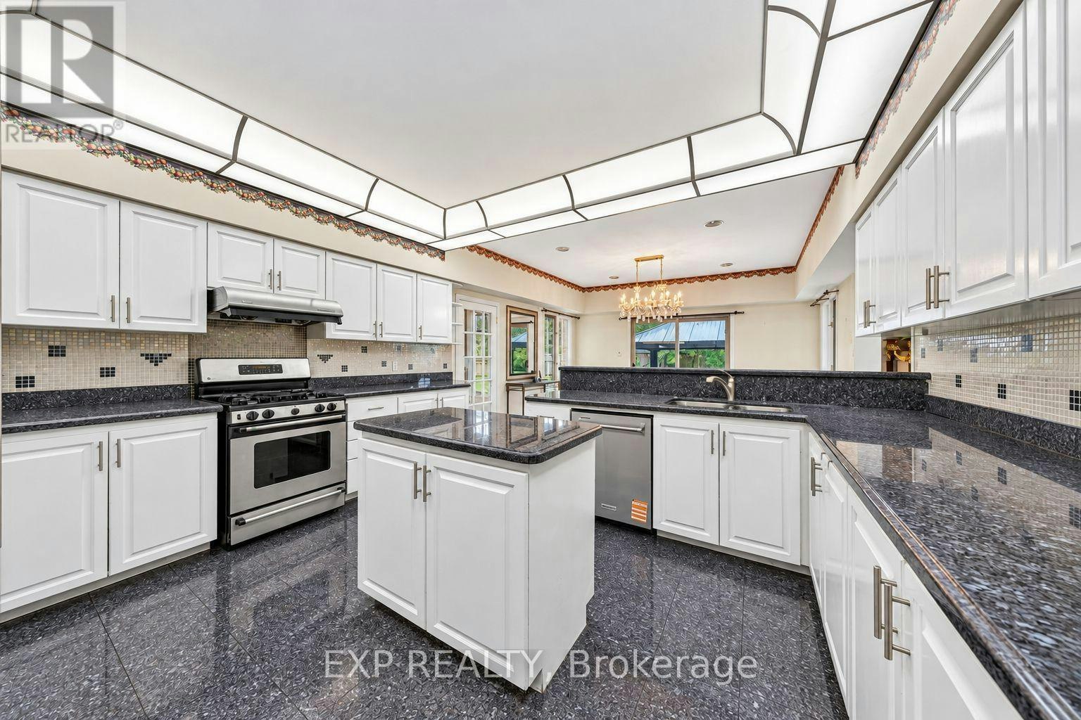 2 Shallmar Gardens, Richmond Hill, ON, L4B 3G4 - 17
