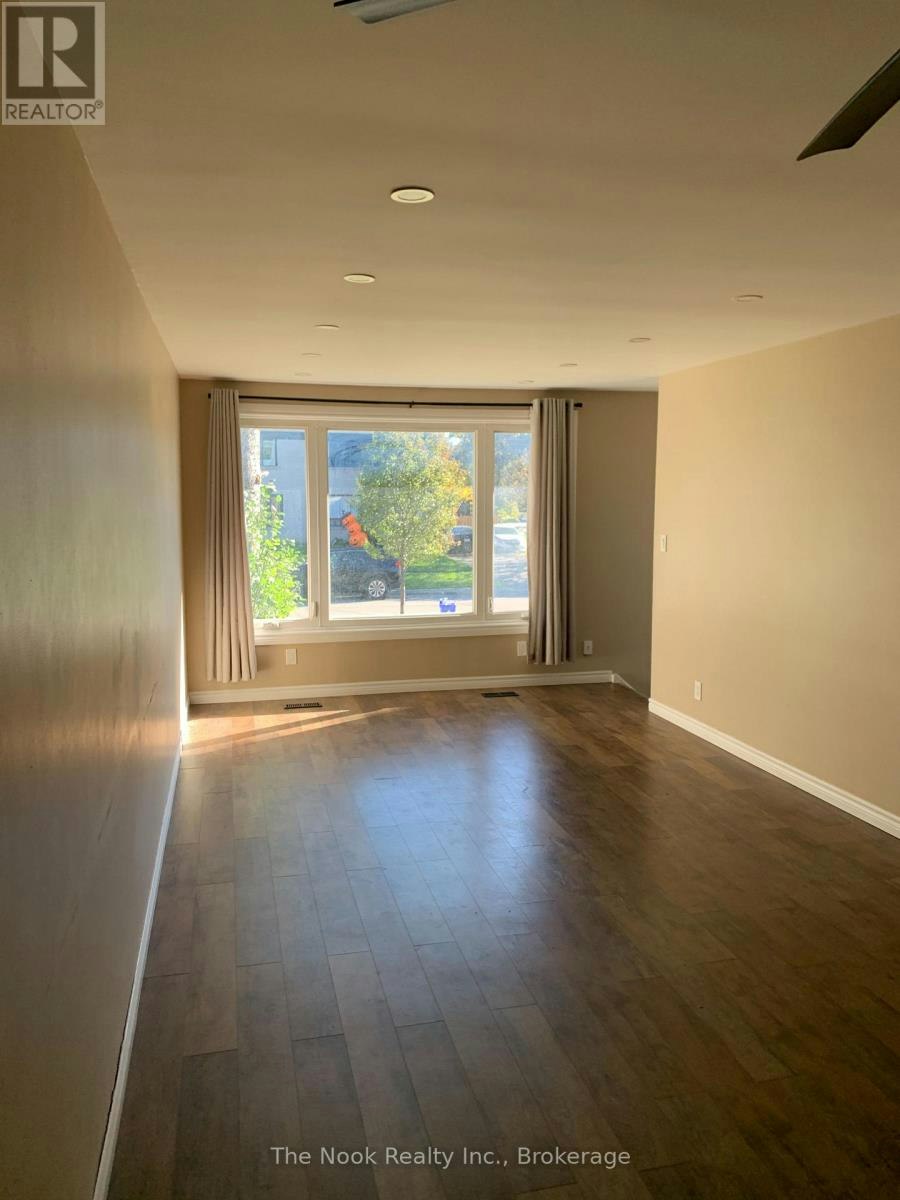 UPPER-210 Dovedale Drive, Whitby, ON, L1N 1Z6 3