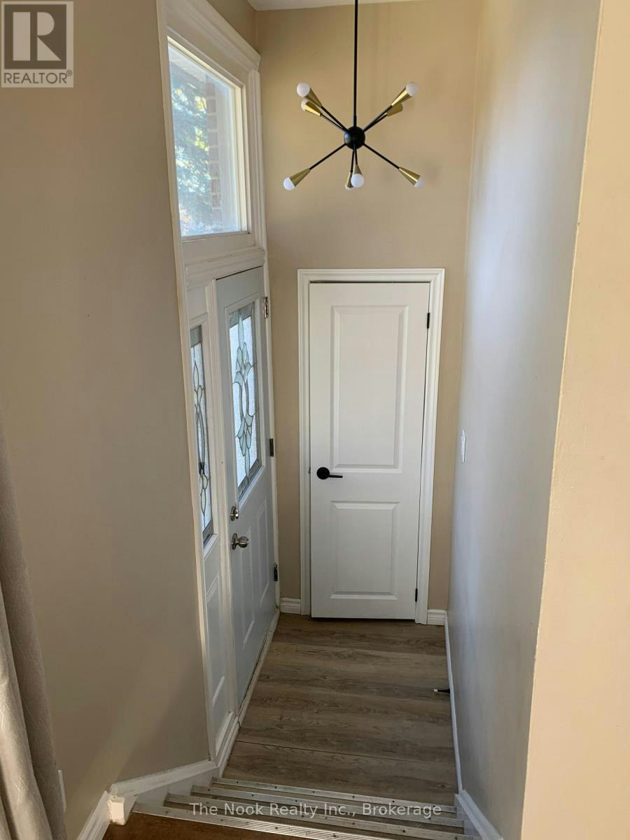 UPPER-210 Dovedale Drive, Whitby, ON, L1N 1Z6 2