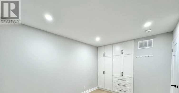 47 Chamberlain Avenue, Toronto, ON, M6E 4J9 - 11