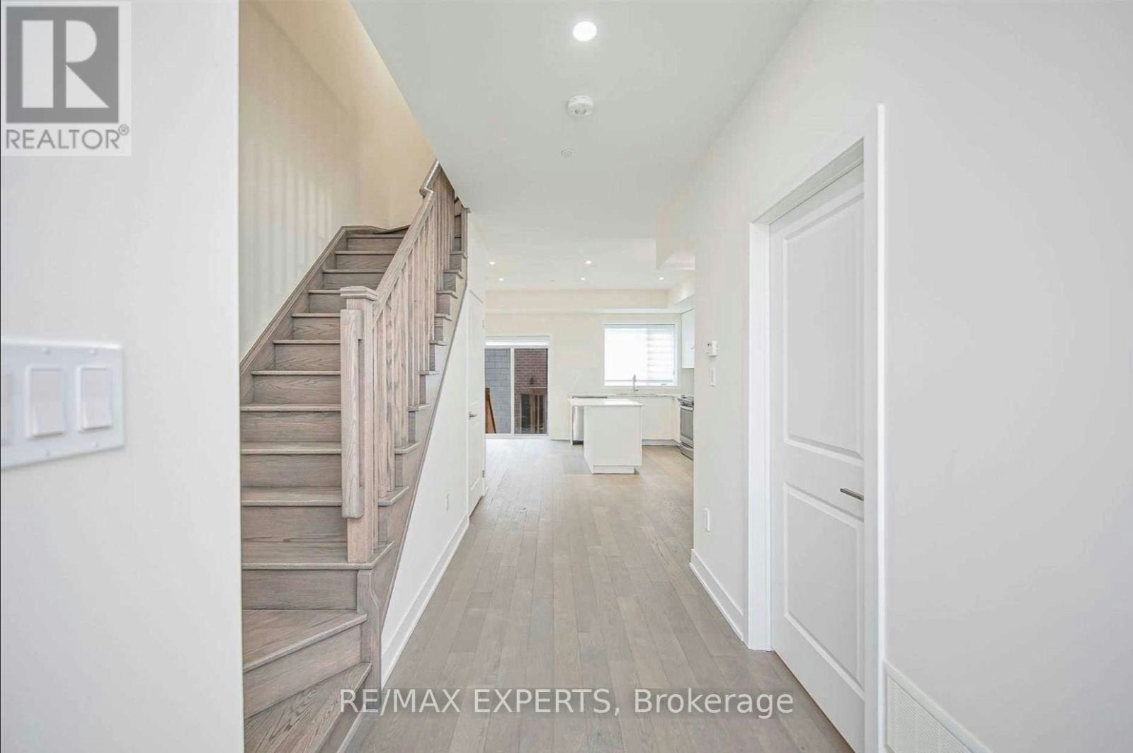 54 William Duncan Road, Toronto, ON, M3K 0C5 5