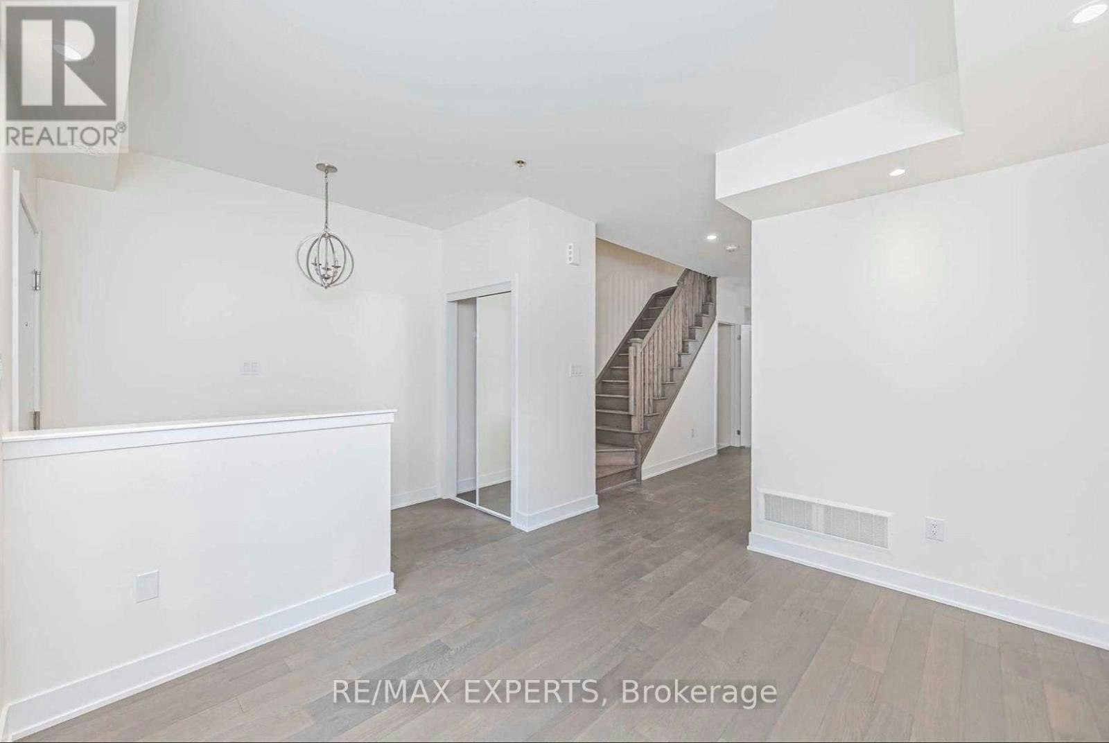 54 William Duncan Road, Toronto, ON, M3K 0C5 4