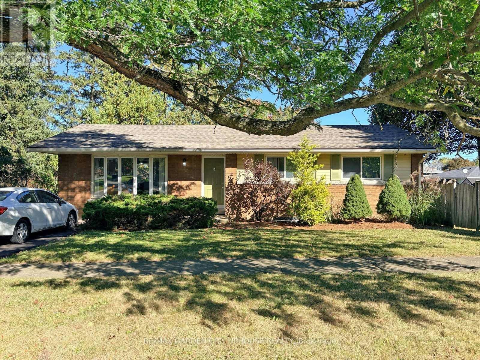 2 Treeview Place, St. Catharines, ON, L2T 1T6