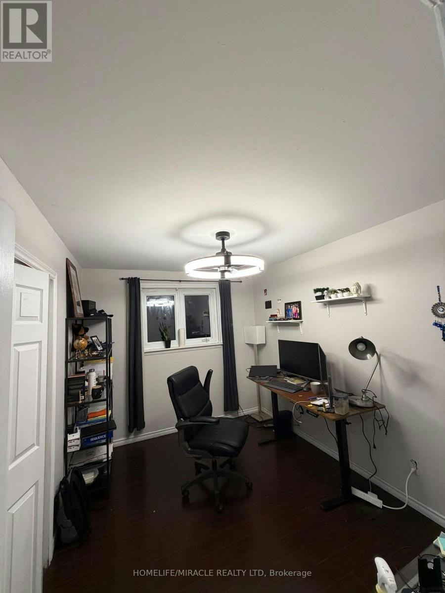 25 Four Leaf Drive, Toronto, ON, M9V 1M7 - 7