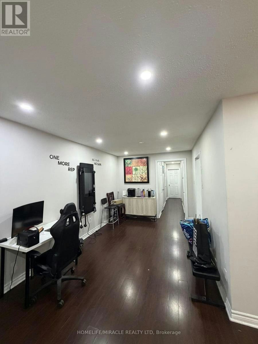 25 Four Leaf Drive, Toronto, ON, M9V 1M7 - 8